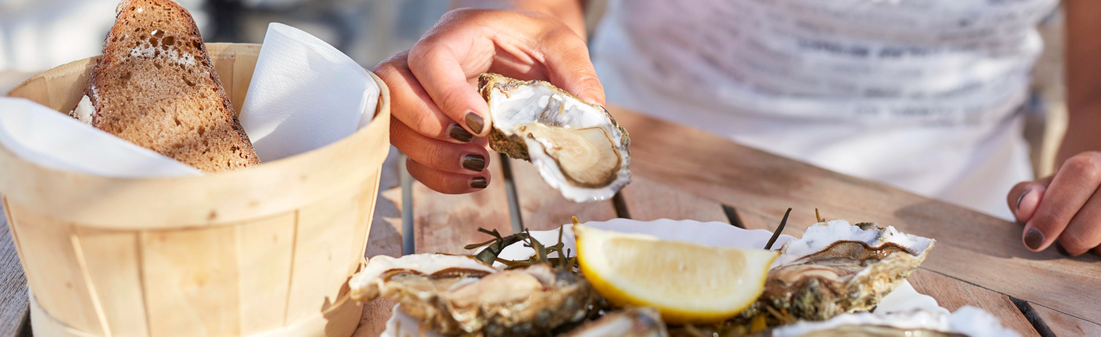 femme degustant des huitres