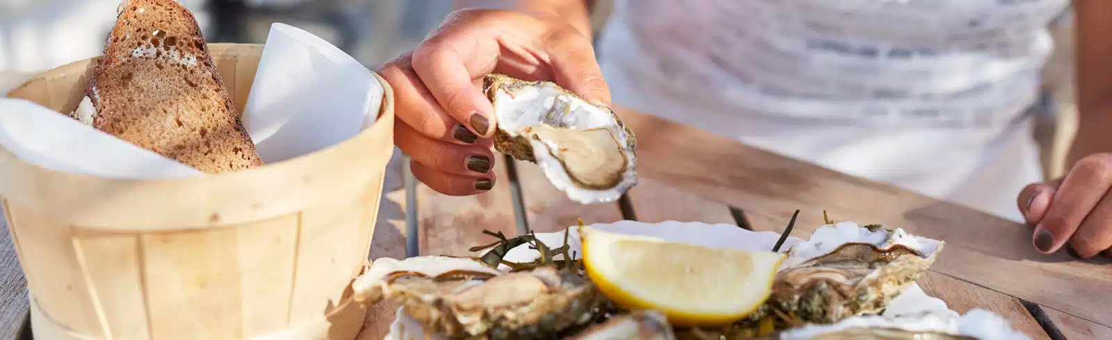 femme degustant des huitres