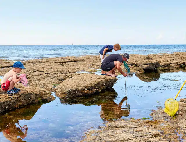 enfants jouant a maree basse