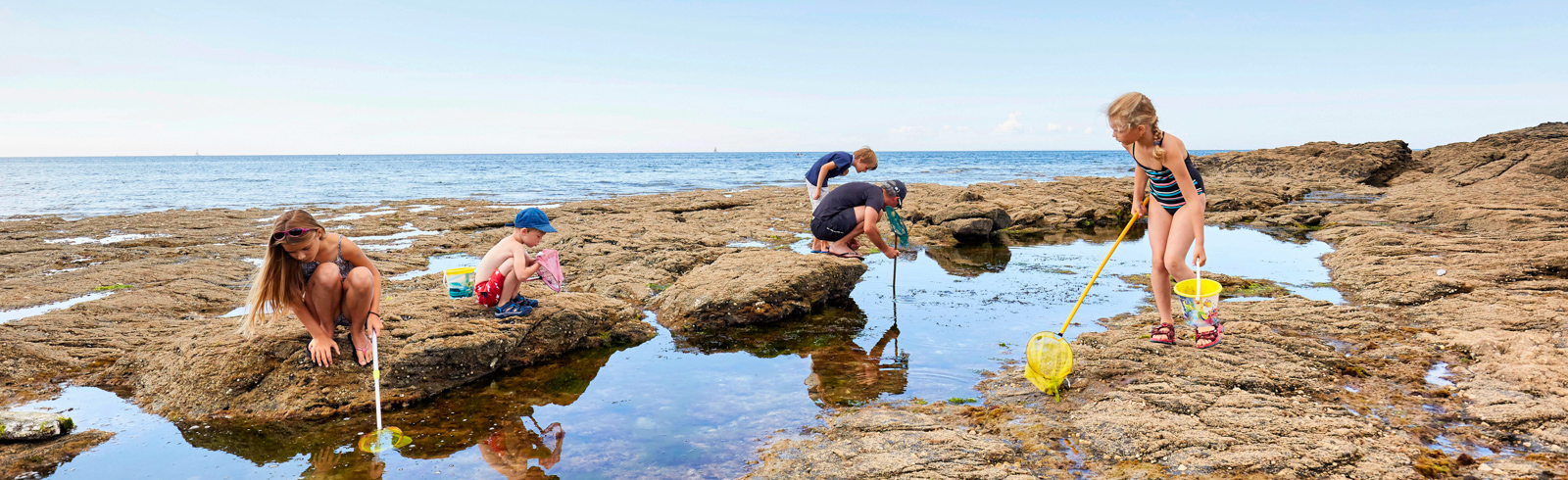 enfants jouant a maree basse