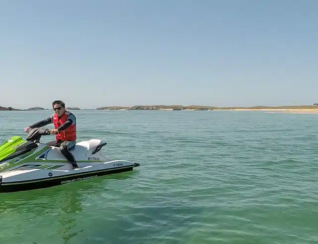 homme en jet ski