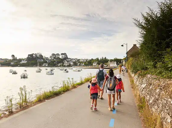 famille en randonnee autour de vannes