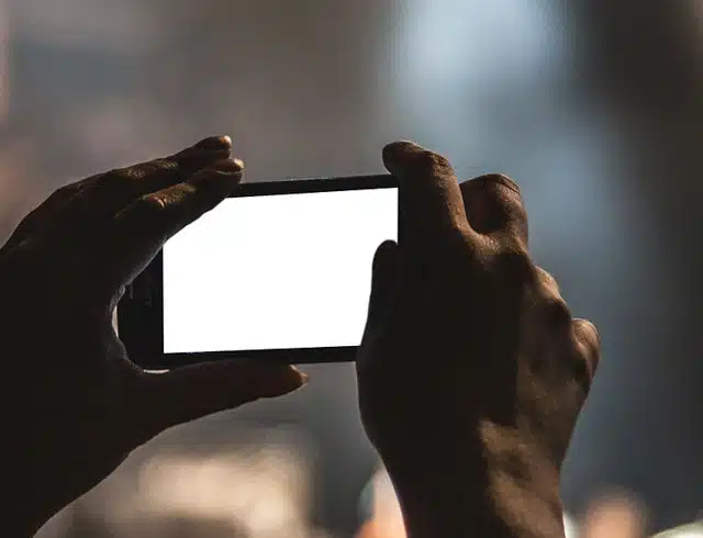 personne filmant un spectacle