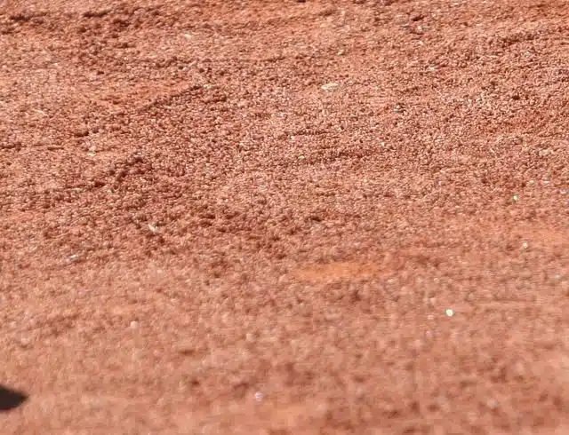 terrain et balle de tennis